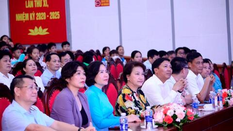 Huyện Mê Linh tặng 840 triệu đồng cho học sinh có hoàn cảnh khó khăn