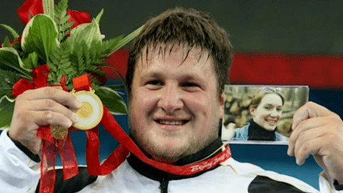 Rơi nước mắt chuyện VĐV cử tạ giành HCV Olympic tặng người vợ quá cố