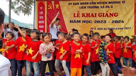 Xúc động hình ảnh thầy cô vùng cao cắt tóc, tắm cho trò đón ngày khai giảng