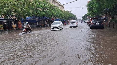 Nhiều tuyến phố úng ngập, tắc đường cục bộ sau cơn mưa lớn kéo dài