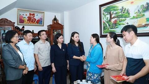 Lãnh đạo TP Hà Nội thăm hỏi, trao quà hỗ trợ nạn nhân vụ cháy tại phường Khương Đình