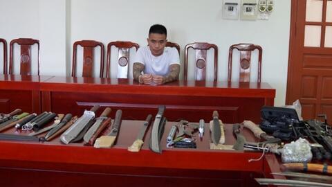 'Ông trùm' cho vay nặng lãi sắm cả 'kho vũ khí', ném chất bẩn vào nhà con nợ
