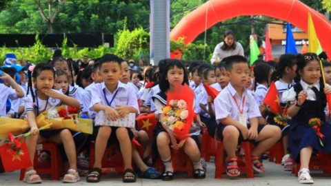 Mỗi năm trường đổi mẫu đồng phục một lần, phụ huynh méo mặt chạy theo