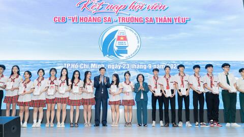 Ông Johnathan Hạnh Nguyễn, Tiên Nguyễn trao học bổng dự án “Ươm mầm tương lai”