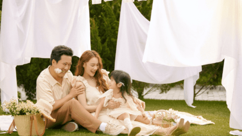 Trường Giang - Nhã Phương tung bộ ảnh kỷ niệm 5 năm ngày cưới nhưng cô con gái 4 tuổi mới là người chiếm "spotlight"