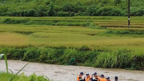 Sạt lở đất cuốn 2 phụ nữ và 1 trẻ em trôi xuống suối mất tích
