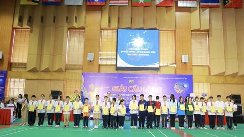 Báo Tuổi trẻ Thủ đô trao học bổng cho học sinh vượt khó