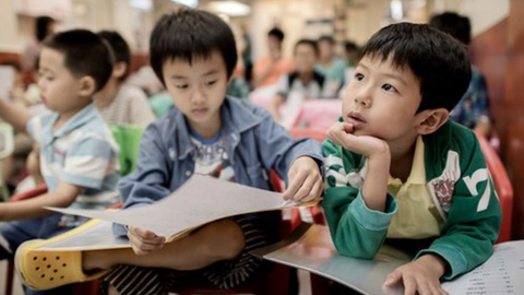 Làm thế nào để 5 + 5 + 5 bằng 550 mà chỉ cần thêm một nét gạch? Em học sinh có cách giải quá thông minh