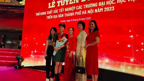 Nụ cười, nước mắt hạnh phúc của cha mẹ có con là Thủ khoa tốt nghiệp