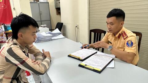 Đồng Nai: Xác minh làm rõ 2 thanh niên điều khiển xe máy bằng chân