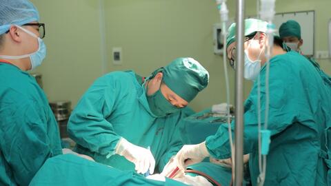 Nghiện thuốc lá hơn 40 năm, bị ung thư phải cắt toàn bộ phổi trái