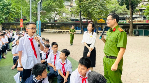 Trang bị cho học sinh kiến thức ứng xử học đường