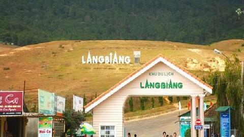 Tạm dừng tham quan tại khu du lịch núi Langbiang