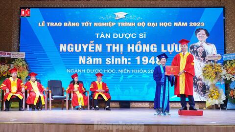 Cụ bà 75 tuổi nhận bằng tốt nghiệp đại học ngành Dược