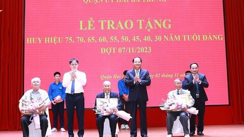 284 đảng viên quận Hai Bà Trưng nhận Huy hiệu Đảng