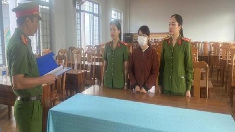 Bắt tạm giam người phụ nữ xé biên bản, đạp vào người CSGT