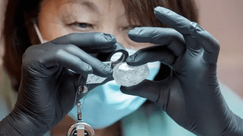 Sức ép lên kim cương Nga