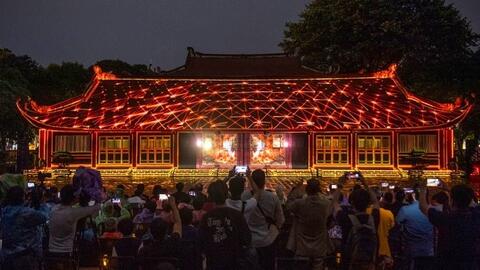 Người trẻ háo hức trải nghiệm tour đêm Văn Miếu – Quốc Tử Giám