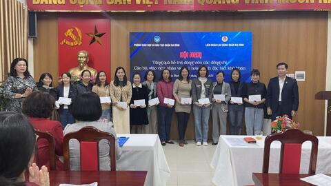 Quận Ba Đình tặng quà giáo viên có hoàn cảnh khó khăn dịp 20/11