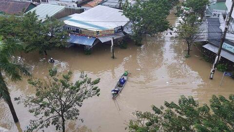 Miền Trung mưa lớn bất thường đến 1.000mm, nước lũ lên mức kỷ lục trong vòng 10 năm qua