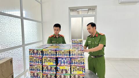 Vừa chở gần 150kg pháo lậu về nhà, bị lực lượng công an ập vào bắt giữ