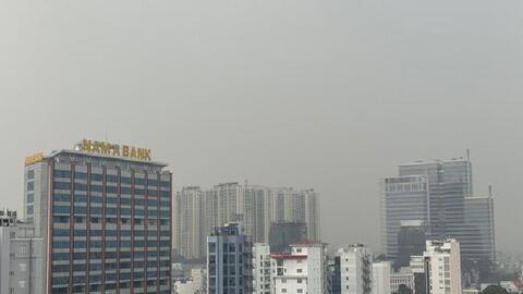 Bầu trời TP HCM mù mịt từ sáng sớm đến trưa