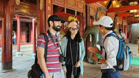 Du lịch "vạ lây" vì giá vé máy bay