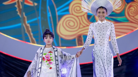 "Cổ linh" - Bộ sưu tập áo dài vẽ tay độc đáo