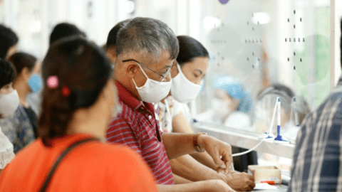 Người bệnh phải tự mua thuốc, vật tư y tế: Đề xuất điều kiện để được quỹ BHYT thanh toán