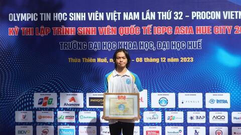 Nam sinh trường Mở chinh phục đỉnh cao Tin học