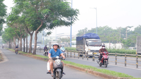 Hình ảnh sương mù sáng nay ở TPHCM, nồng độ bụi mịn vượt mức cho phép hàng chục lần