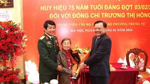 Trao Huy hiệu 75 năm tuổi Đảng tặng đồng chí Trương Thị Hồng