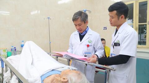 Phẫu thuật gãy xương đùi cho 2 cụ bà