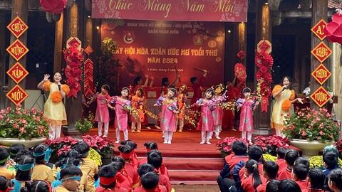 Ngày hội sẻ chia với học trò khó khăn