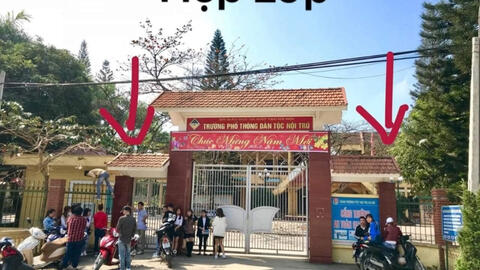 Bức ảnh tái hiện trung bình khung cảnh họp lớp hiện tại, đúng chuẩn "lớp mình - lớp người ta"