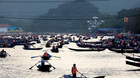 Hàng vạn du khách trảy hội chùa Hương