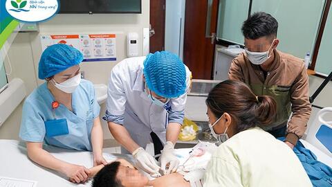 Bé trai 7 tuổi bị chó cắn nguy kịch khi đi chúc Tết