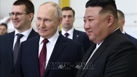 Ông Putin tặng Chủ tịch Triều Tiên Kim Jong-un xe ô tô