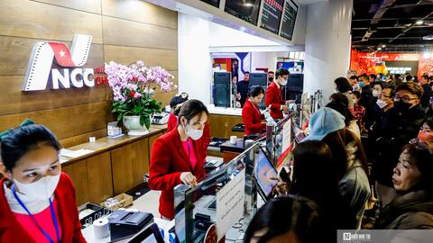 Xếp hàng để đặt suất chiếu lúc nửa đêm của phim 'Đào, phở và piano'