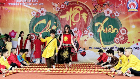 Cô trò Tiểu học Văn Yên diện áo dài đi hội chợ xuân