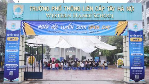 Phụ huynh “nhập vai” trải nghiệm trong ngày hội tuyển sinh