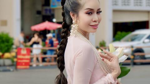 Hoa hậu Thanh Hằng với áo dài 4 tà của NTK Tiến Trần