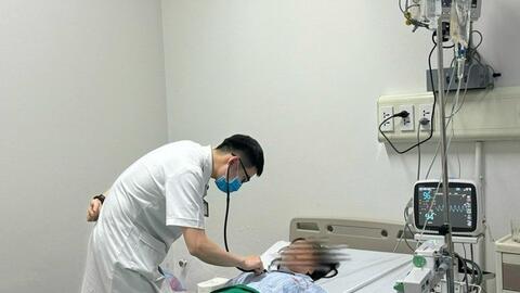 Cấp cứu bệnh nhân mắc sốt xuất huyết bị đông đặc phổi
