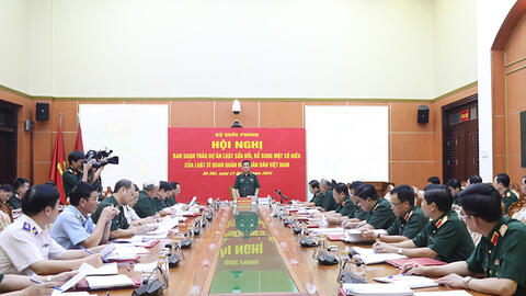 Đề nghị sửa đổi, bổ sung quy định về tiền lương, phụ cấp, nhà ở; bổ nhiệm, phong thăng quân hàm, tuổi nghỉ hưu,...