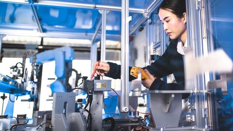 Ngành sản xuất của Việt Nam sôi động trở lại, PMI tháng 6 bật tăng mạnh lên mức 54,7 điểm