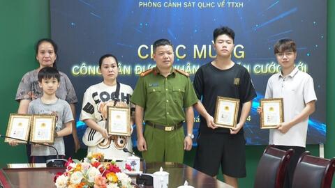 Hà Nội: Trao thẻ căn cước mới cho công dân dưới 14 tuổi