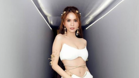 Ngọc Trinh khốn đốn vì váy tụt trên thảm đỏ, gương mặt lộ rõ căng thẳng, liên tục lấy tay che chắn