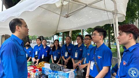 Thanh niên Hà Nội hỗ trợ người dân đến viếng Tổng Bí thư