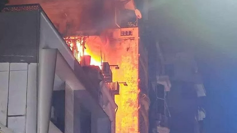 Hà Nội: Cháy nhà 4 tầng trong đêm, lửa đỏ rực, hàng xóm lo cháy lan
