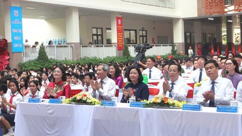 Bí thư Thành ủy Hà Nội đánh trống khai giảng năm học mới